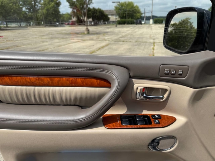 2003 Lexus LX